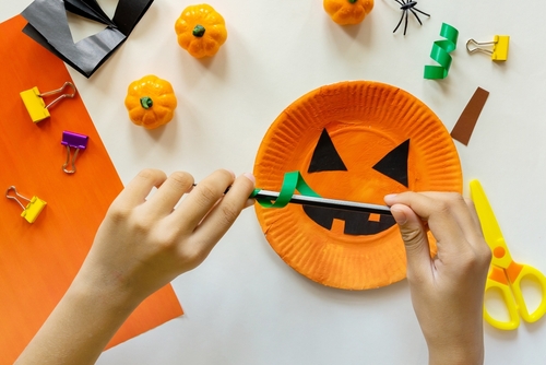 Glue ghosts {Halloween fine motor craft for kids} - Gift of Curiosity