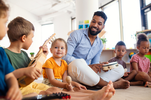 Educator singing with pre-schoolers